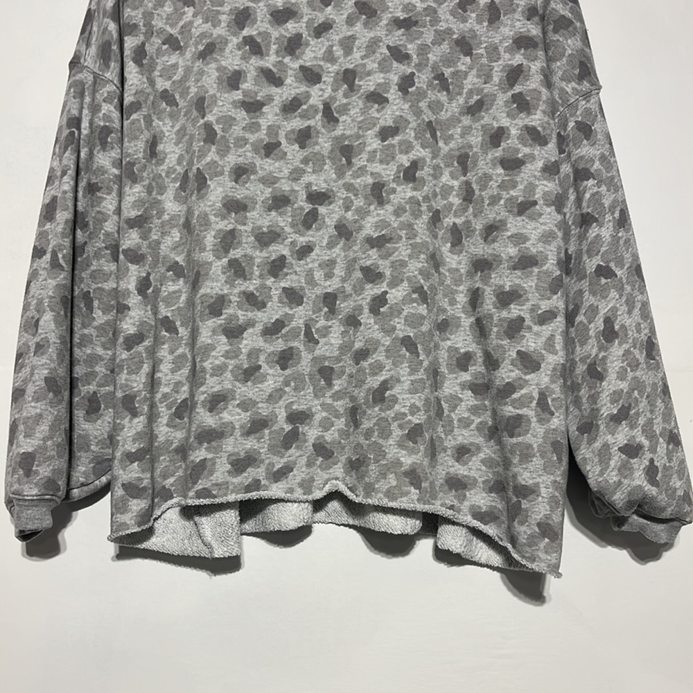 Aerie Grey Leopard Print Raw Hem Oversized Pullover Sweater Size S - Picture 3 of 8